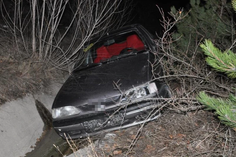 Direksiyon hakimiyetini kaybeden sürücü kanala uçtu