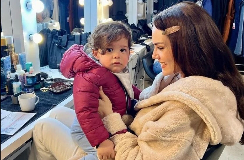 Fahriye Evcen oğlunu sete götürdü! Kerem'in kime benzediği tartışma konusu oldu