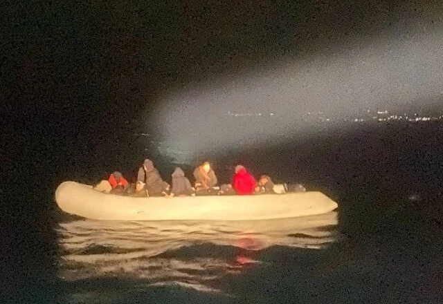 İzmir'de düzensiz göçmenler ölümden döndü: 78 kişi kurtarıldı, 102 kişi yakalandı - 1. Resim