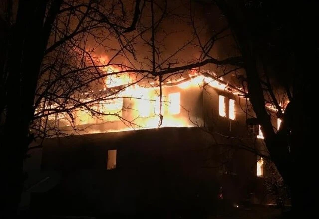 Sakarya'da 2 katlı ev alev topuna döndü! - 1. Resim