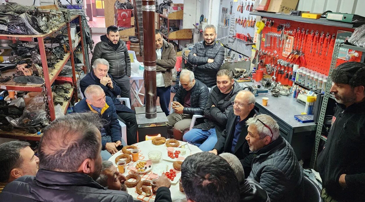 'Siyaseti bırakmadım' diyen Kılıçdaroğlu esnaf ziyaretinde! Arkasındaki söz dikkat çekti 