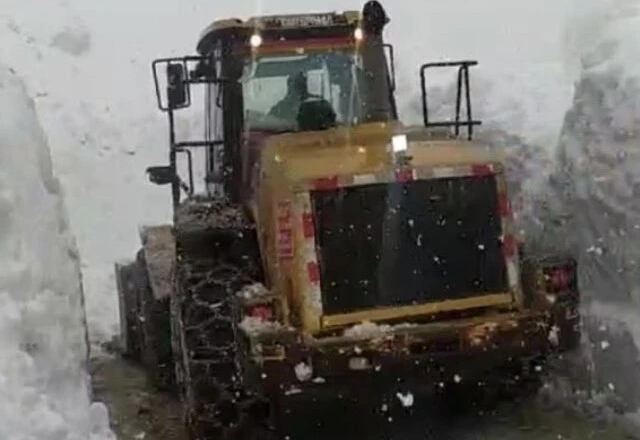 Yüksekova'da kar tünelleri içinde zorlu mücadele!