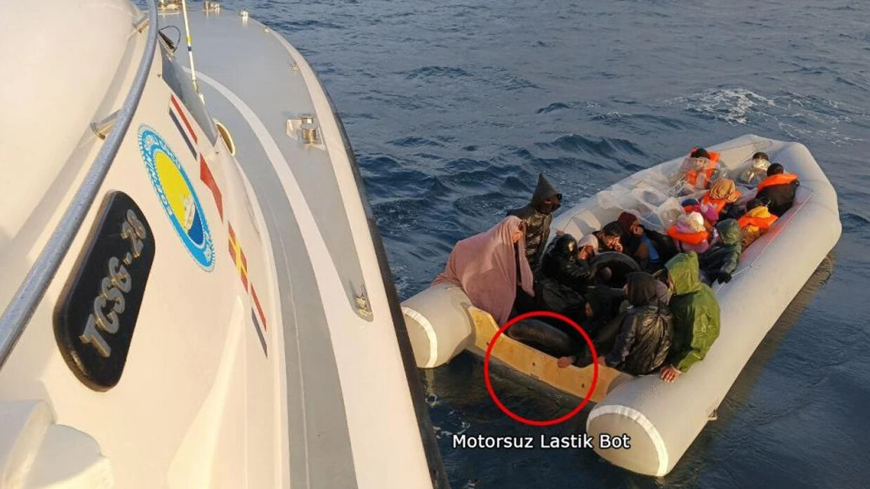 Yunan vicdansızlığını yine konuşturdu: Çoluk çocuk demeden göçmen ölüme terk etti