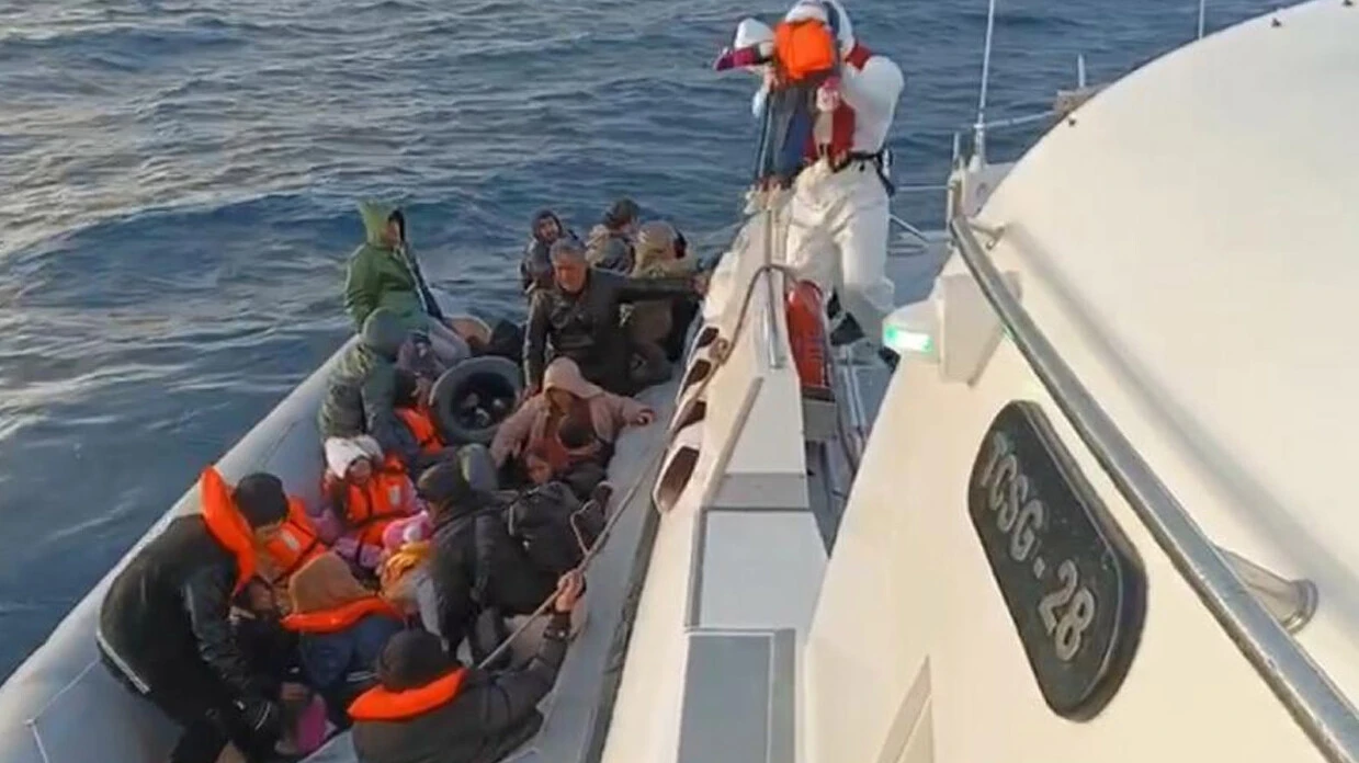 Yunan vicdansızlığını yine konuşturdu: Çoluk çocuk demeden göçmen ölüme terk etti