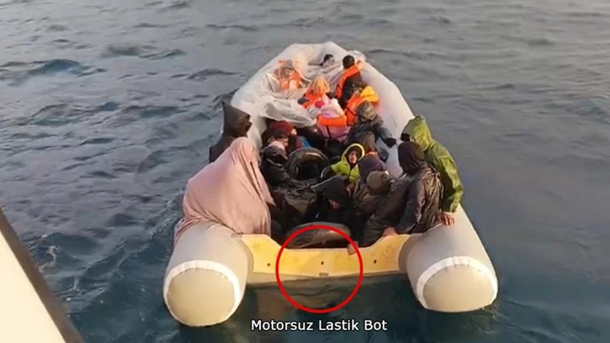 Yunan vicdansızlığını yine konuşturdu: Çoluk çocuk demeden göçmen ölüme terk etti