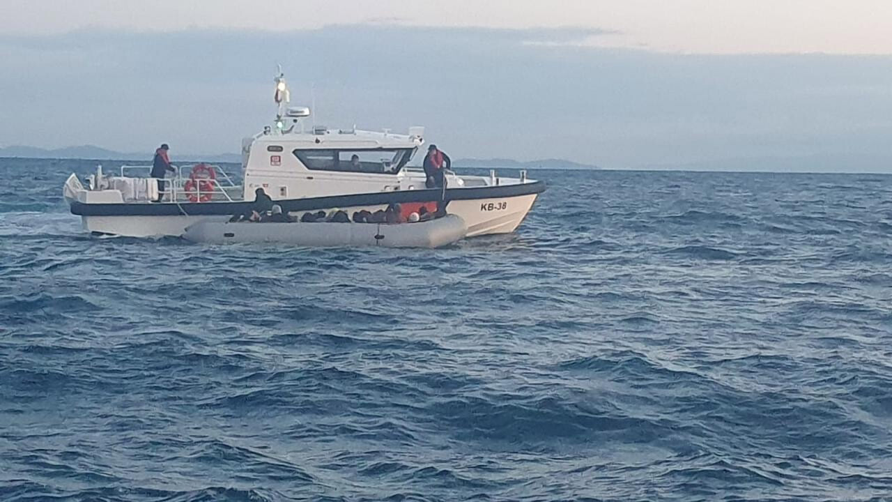 Yunanistan geri itti, Türkiye kurtardı! İzmir açıklarında 78 düzensiz göçmen yakalandı