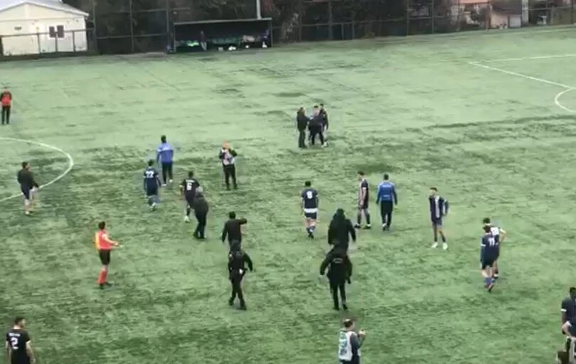 Amatör ligde futbolcular maçı bırakıp birbirine girdi - 2. Resim