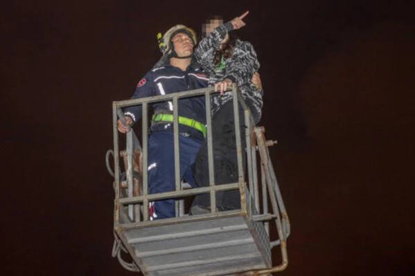 Beğeni uğruna 8 metre yükseklikte mahsur kaldı