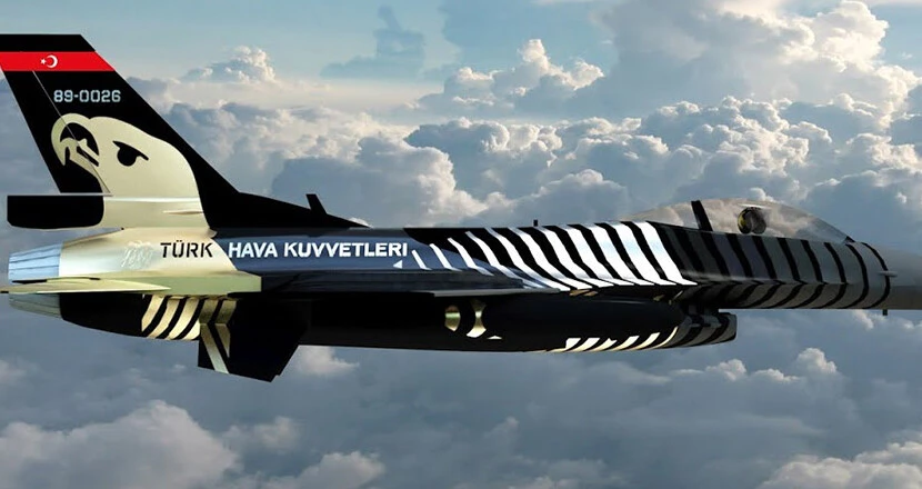 Türk pilotları dünyada ilki gerçekleştirdi! F-16 ve helikopterle nefes kesen kol uçuşu - 1. Resim