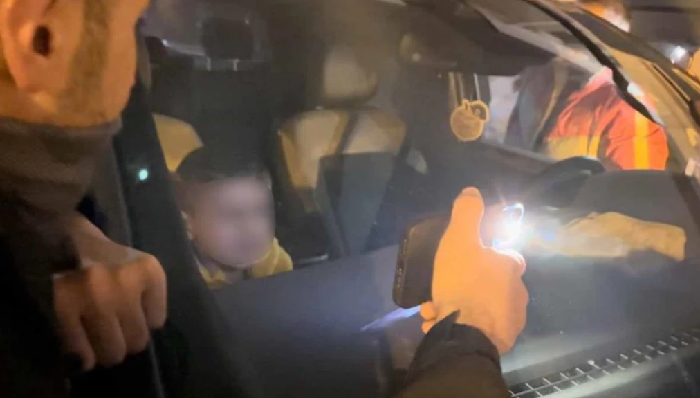 Araçta kilitli kalan çocuğun imdadına çilingir yetişti 