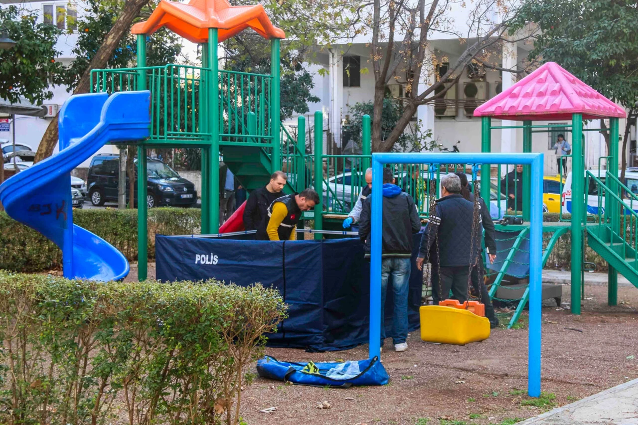 Çocuk parkı kaydırakların altında ceset bulundu vatandaşlar meraktan toplandı