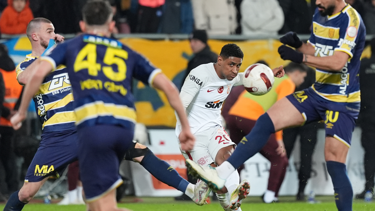 Cimbom maçı ilk yarıda bitirdi! Galatasaray Fenerbahçe&#039;den liderliği geri aldı