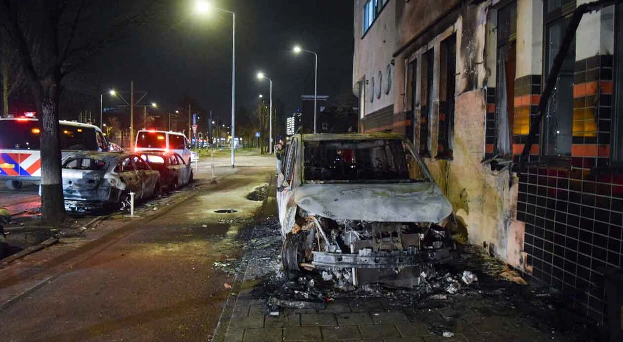 Hollanda karıştı! Polis araçları ateşe verildi - 1. Resim