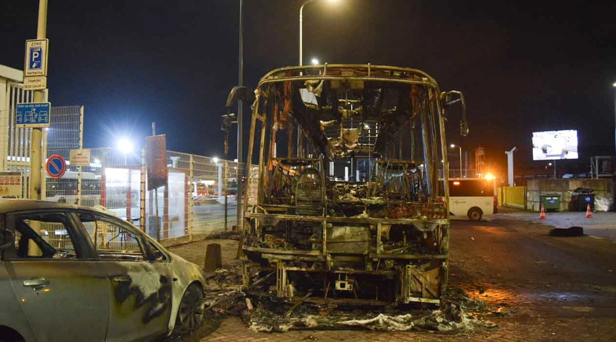 Hollanda karıştı! Polis araçları ateşe verildi - 2. Resim
