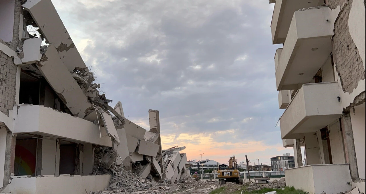 İş makinası dokununca 13 katlı bina yerle bir oldu vatandaş panik yaptı