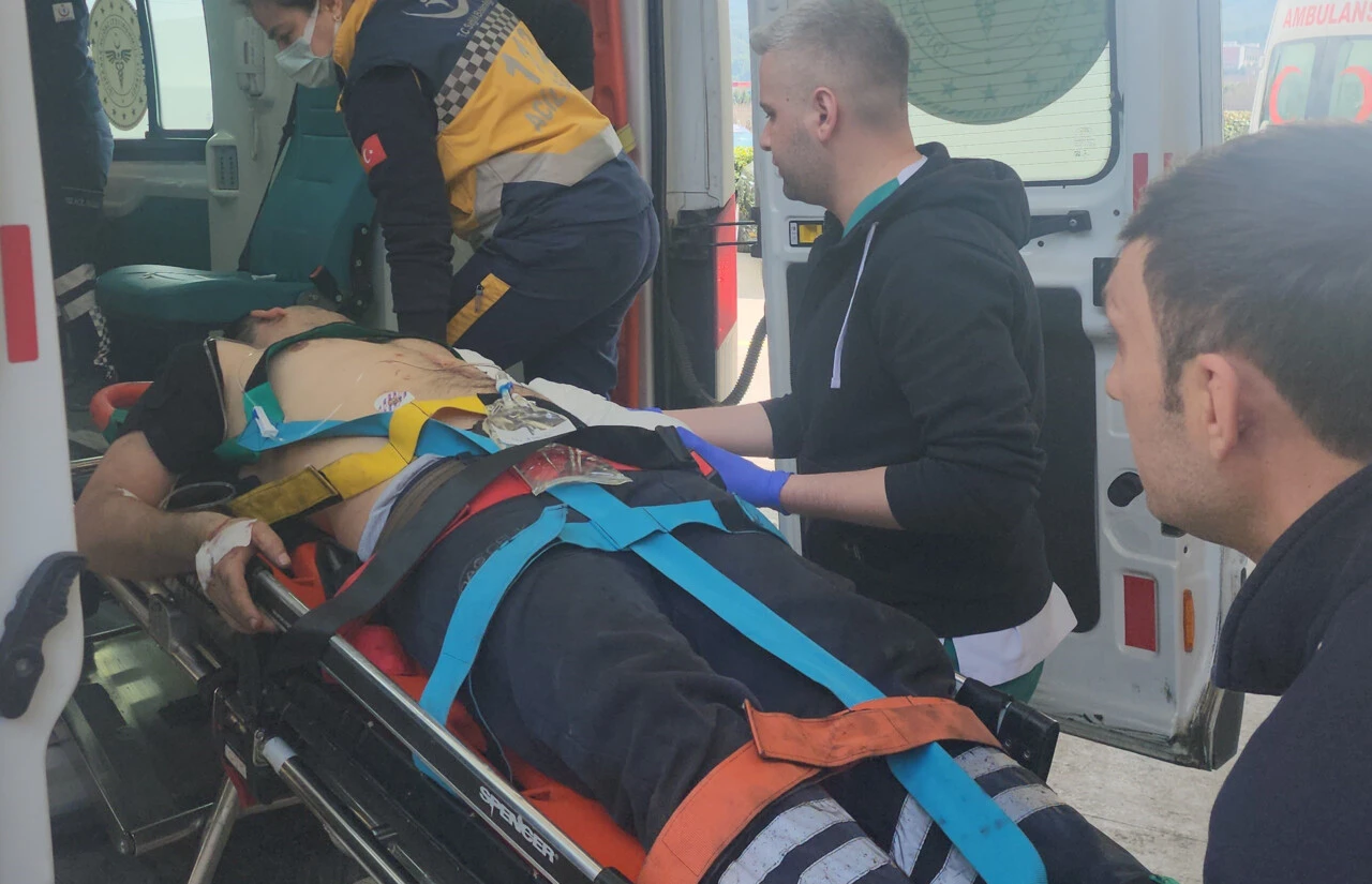 Kolunu merdaneye kaptırdı, elektriği kapatıp kurtardılar - 1. Resim