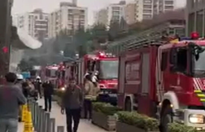 Lüks sitenin otoparkında korku dolu dakikalar: Alevlere teslim oldu!