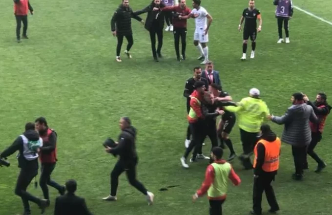 Maçta kavga çıktı! Polis futbolculara müdahale etti