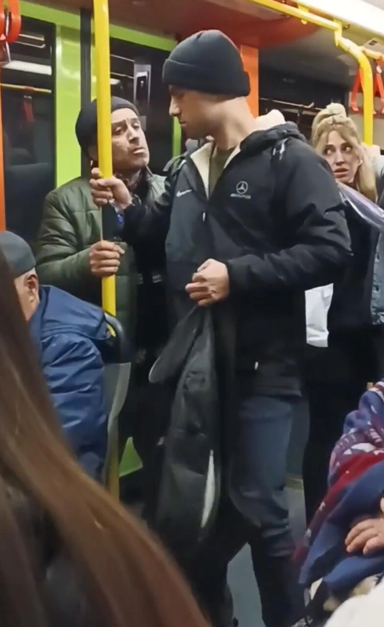 Metroda müzik yapan gençlerden rahatsız oldu tartışma çıktı - 1. Resim