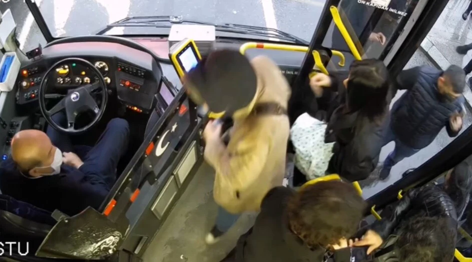 Otobüste cebinden telefonunu çaldı beğenmeyince geri verdi! - 1. Resim