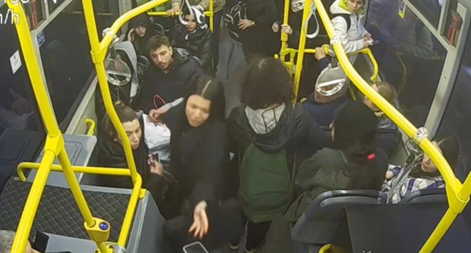 Otobüste cebinden telefonunu çaldı beğenmeyince geri verdi! - 2. Resim