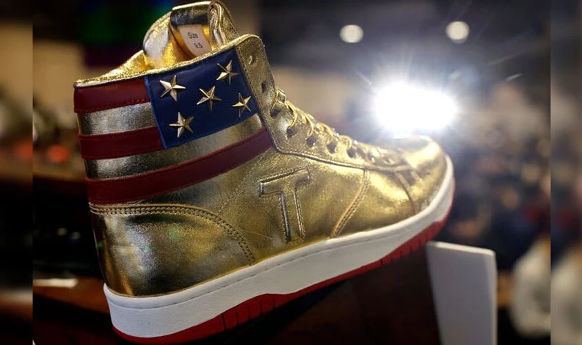 Trump seçim kampanyasında tüm tuşlara basıyor: Ayakkabı ve parfüm satışına başladı - 1. Resim