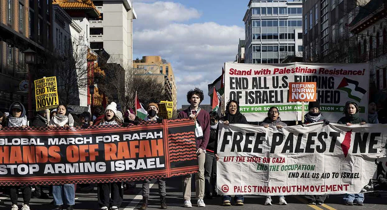 Washington'da binlerce kişi dondurucu soğuğa rağmen Gazze için yürüdü - 1. Resim