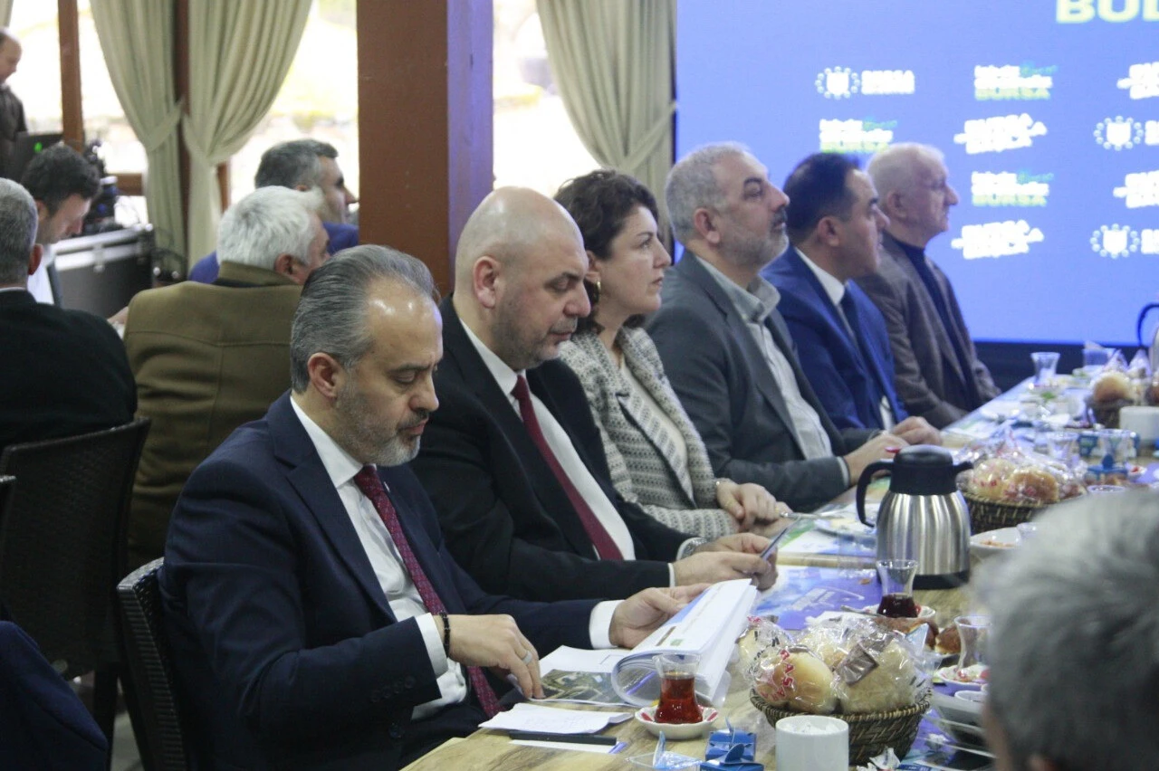 Belediye başkanı depremi konuşurken sallandı, panik oluştu