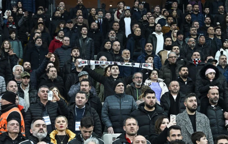 Beşiktaş taraftarı 3 futbolcuyu ıslıkladı