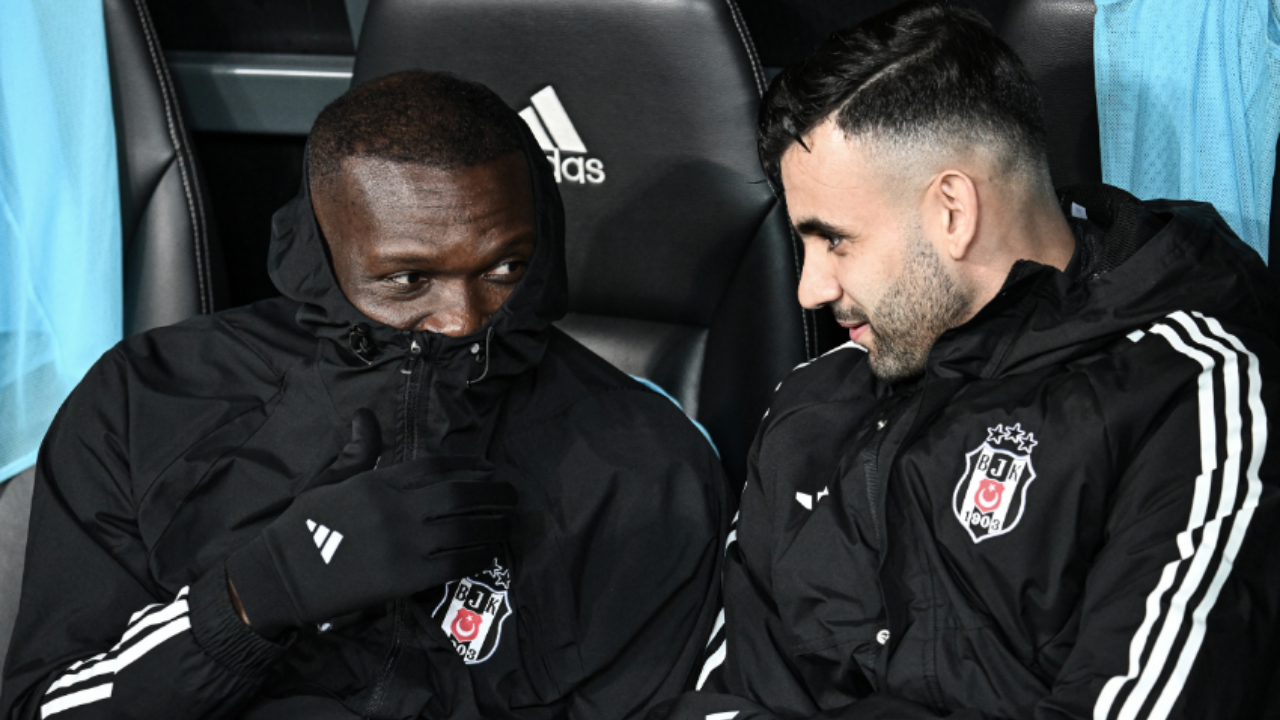Beşiktaş taraftarı 3 futbolcuyu ıslıkladı