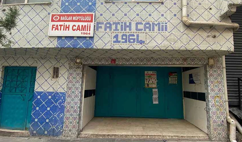 Camide gürültü yapan çocuklara bıçak çeken şahıs yakalandı - 1. Resim