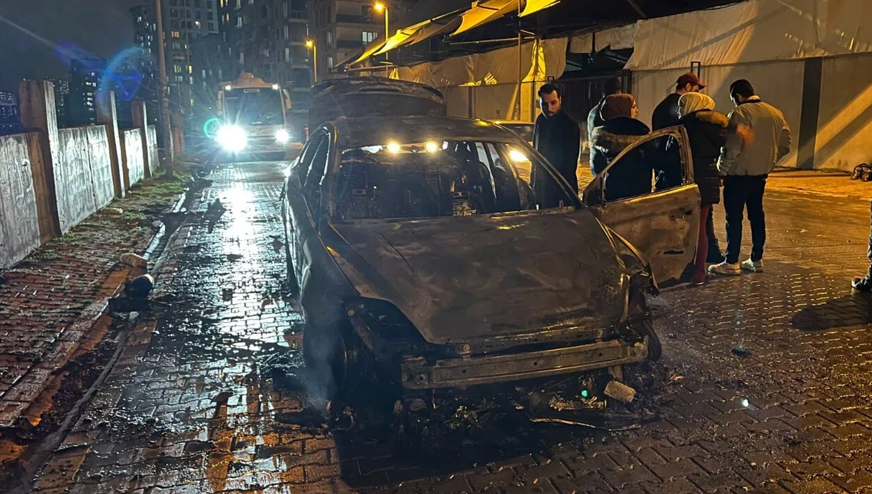 Esenyurt’ta bir araç aniden alev topuna döndü! 