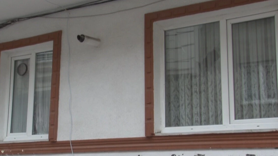 Esenyurt'ta boşandığı eşinin camına parke taşı fırlattı