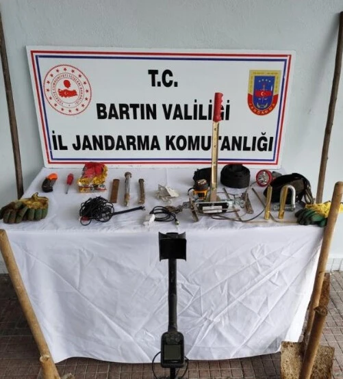 Hazine ararken kendilerini nezarethanede buldular