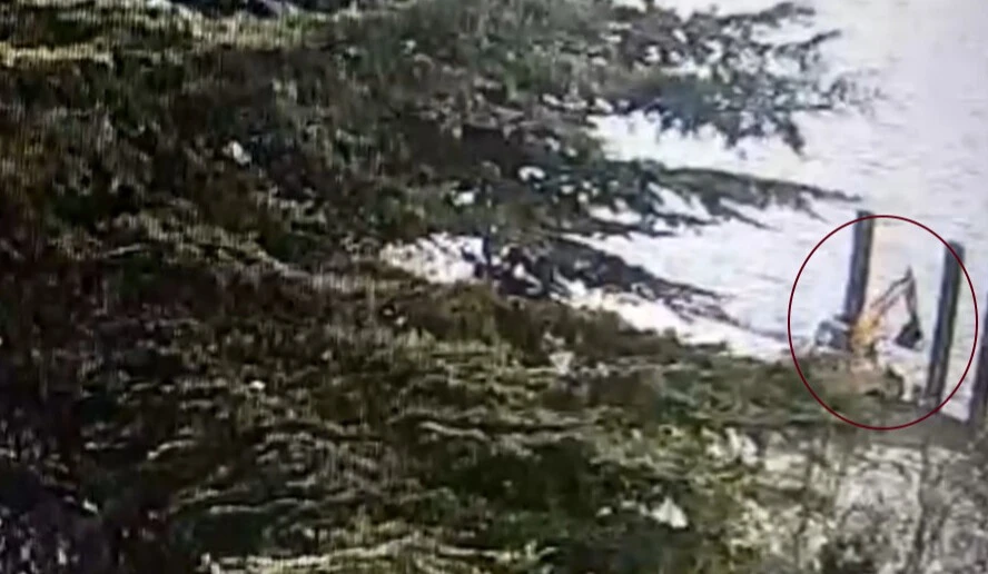 İBB'ye ait alanda toprağın denize kaydığı an görüntülendi! 1 işçi ölmüştü - 1. Resim