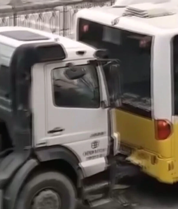 İETT otobüsüne beton mikseri vurdu, o anlar kameraya yansıdı - 1. Resim