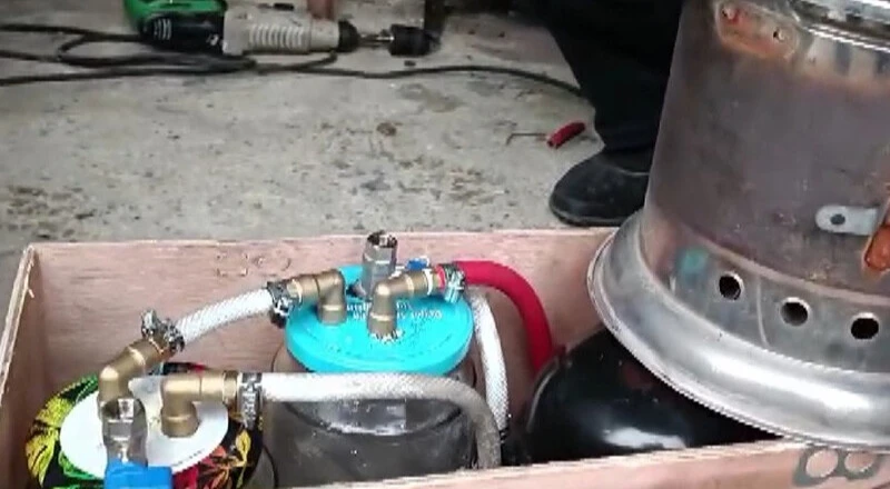 İki emekli vatandaş bir litre benzinden 300 litre gaz üretti: Bir ay gidiyor! - 1. Resim