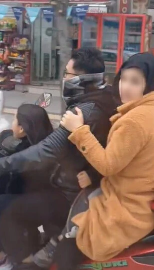 İki motosiklet üzerinde 8 kişi! Kucaktaki çocuğu görenler şaştı kaldı - 1. Resim