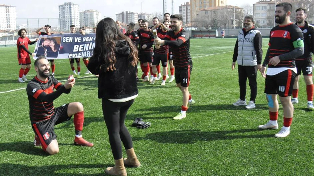 Yeşil sahada sürpriz son! Önce şampiyonluk, sonra evlilik teklifi
