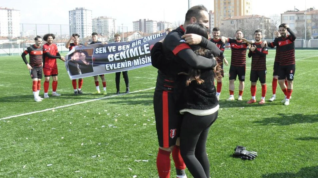 Yeşil sahada sürpriz son! Önce şampiyonluk, sonra evlilik teklifi