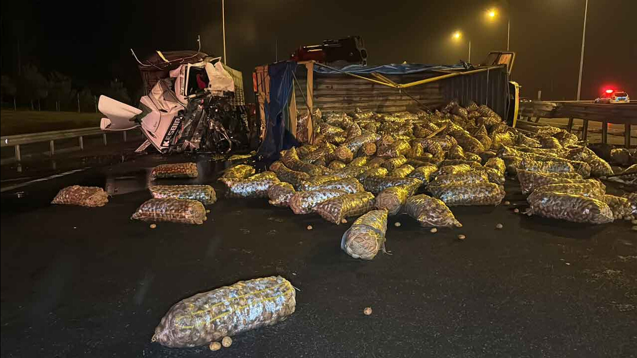 Patates yüklü kamyon devrildi: Bolu Dağı geçişi trafiğe kapandı