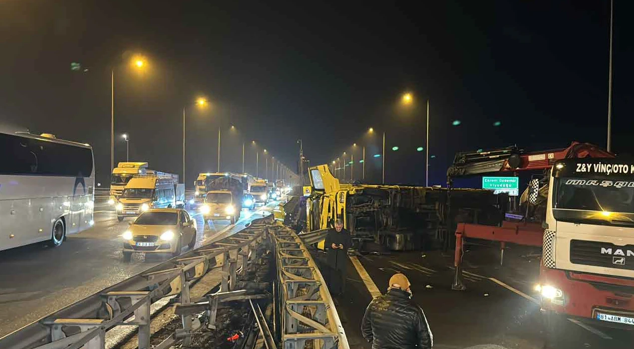 Patates yüklü kamyon devrildi: Bolu Dağı geçişi trafiğe kapandı