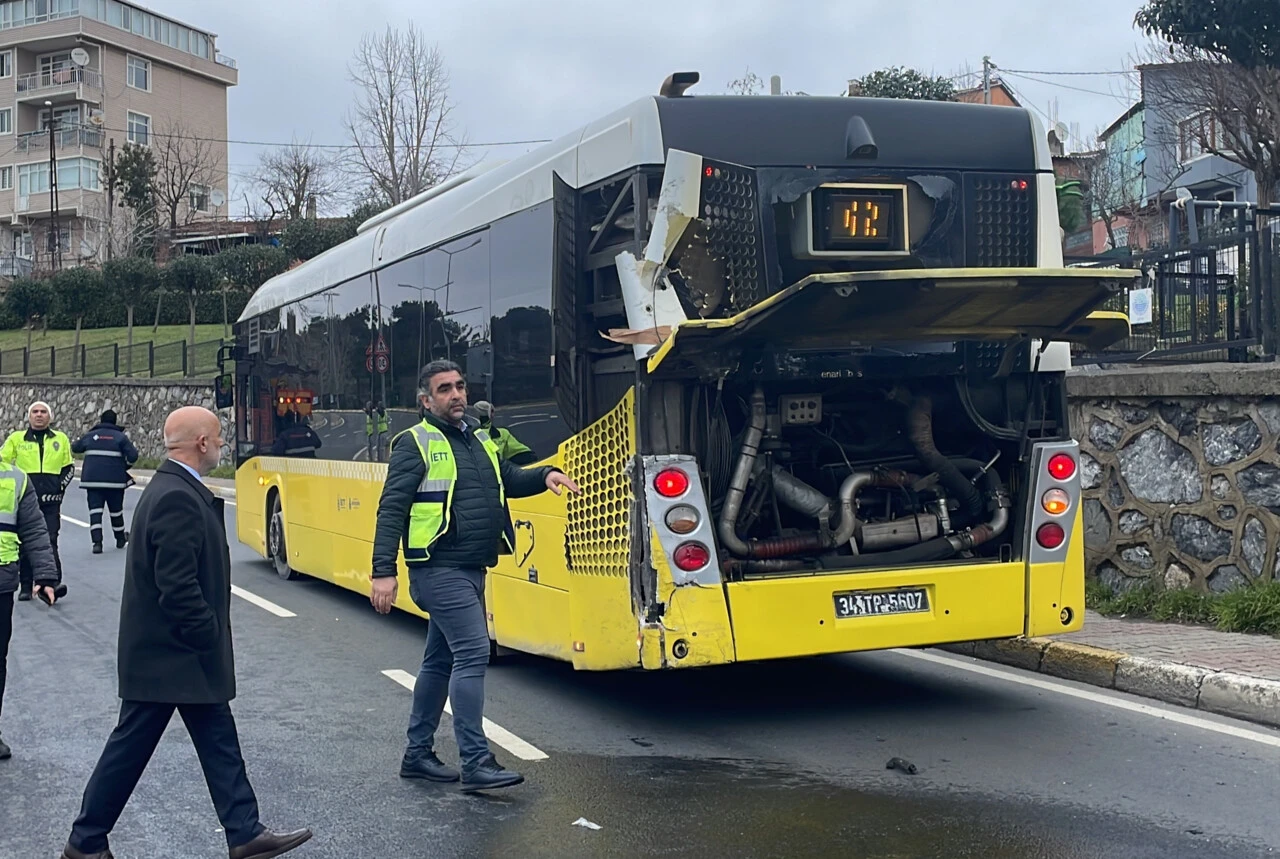 Sarıyer'de çöp kamyonu ile İETT otobüsü çarpıştı: Yaralılar var - 1. Resim