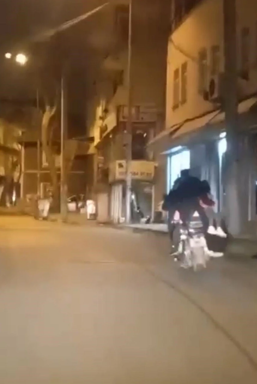 4 kişi bindiler! Bir eliyle küçük çocuğu diğer eliyle motosikleti tuttu! - 1. Resim