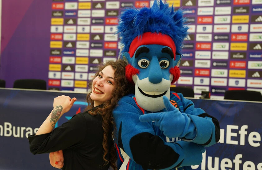 Anadolu Efes'in sevilen maskotu Çaylak dergiye röportaj verdi - 1. Resim