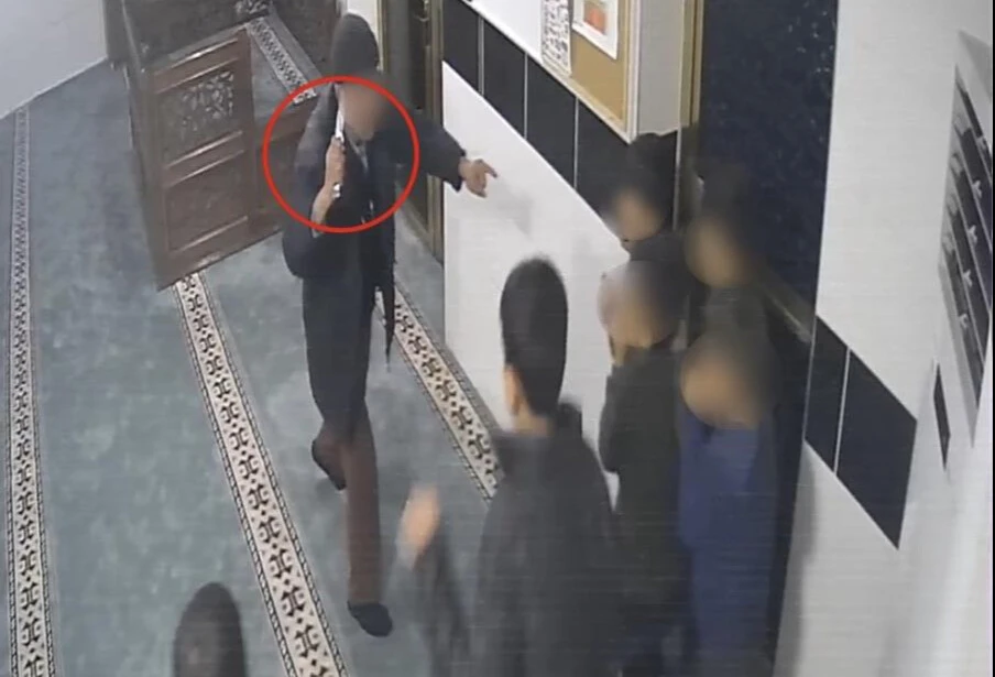 Camide çocuklara bıçak çeken yaşlı adam hakkında karar verildi - 3. Resim