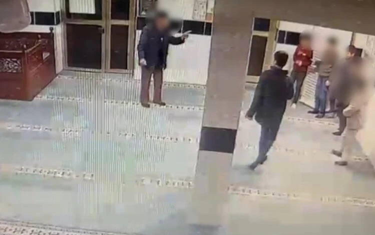 Camide çocuklara bıçak çeken yaşlı adam hakkında karar verildi - 2. Resim