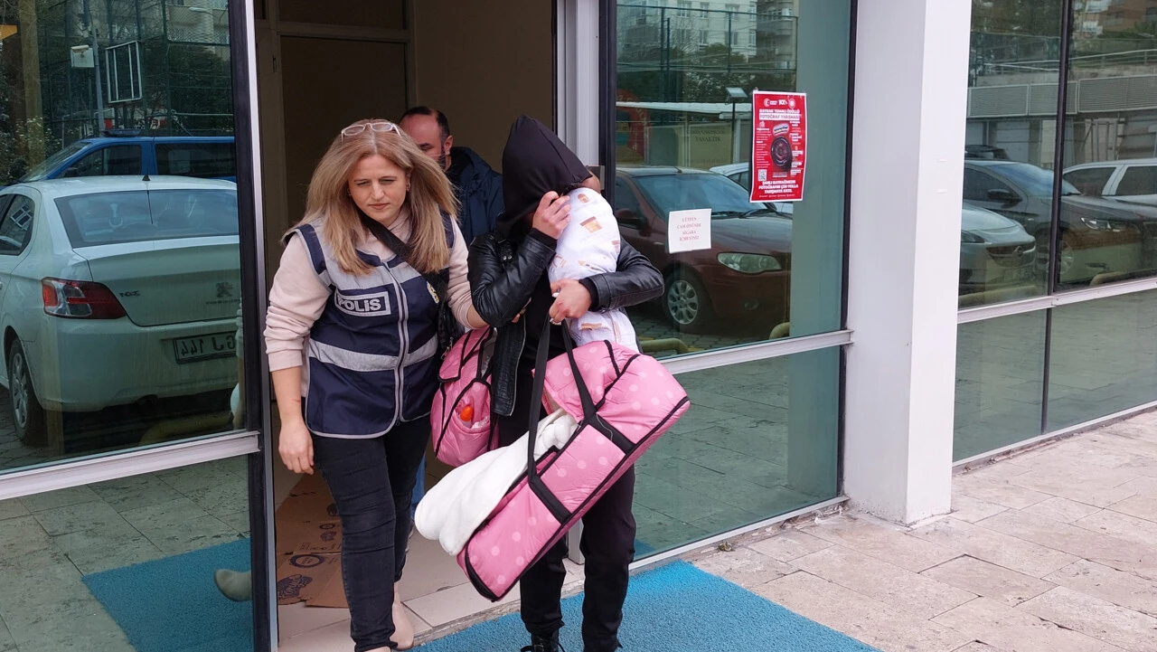 Evlere girip 1 milyon 700 bin liralık altın çaldı, 3 aylık bebeğiyle hapse gönderildi