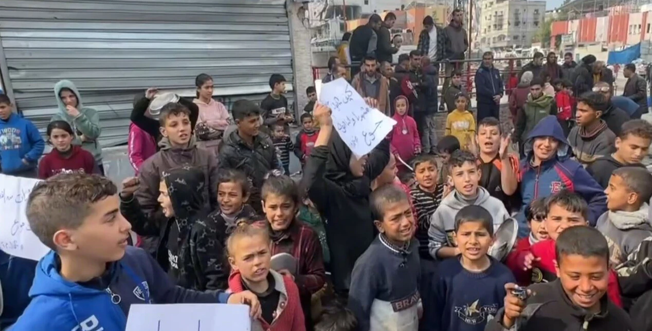 Gazzeli çocuklar eylem yaptı: Ekmek rüya oldu, açlık bizi öldürüyor
