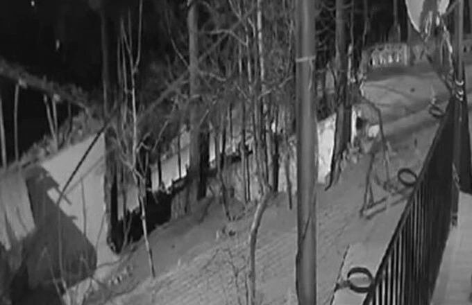 Hırsızlar mezarlık kapısını sırtladı - 1. Resim